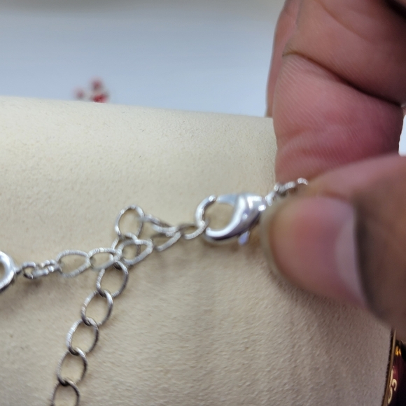 Elegant Silvertone Leaf Pendant with Red Rhinestones / Spring Clasp / New - Picture 4 of 4